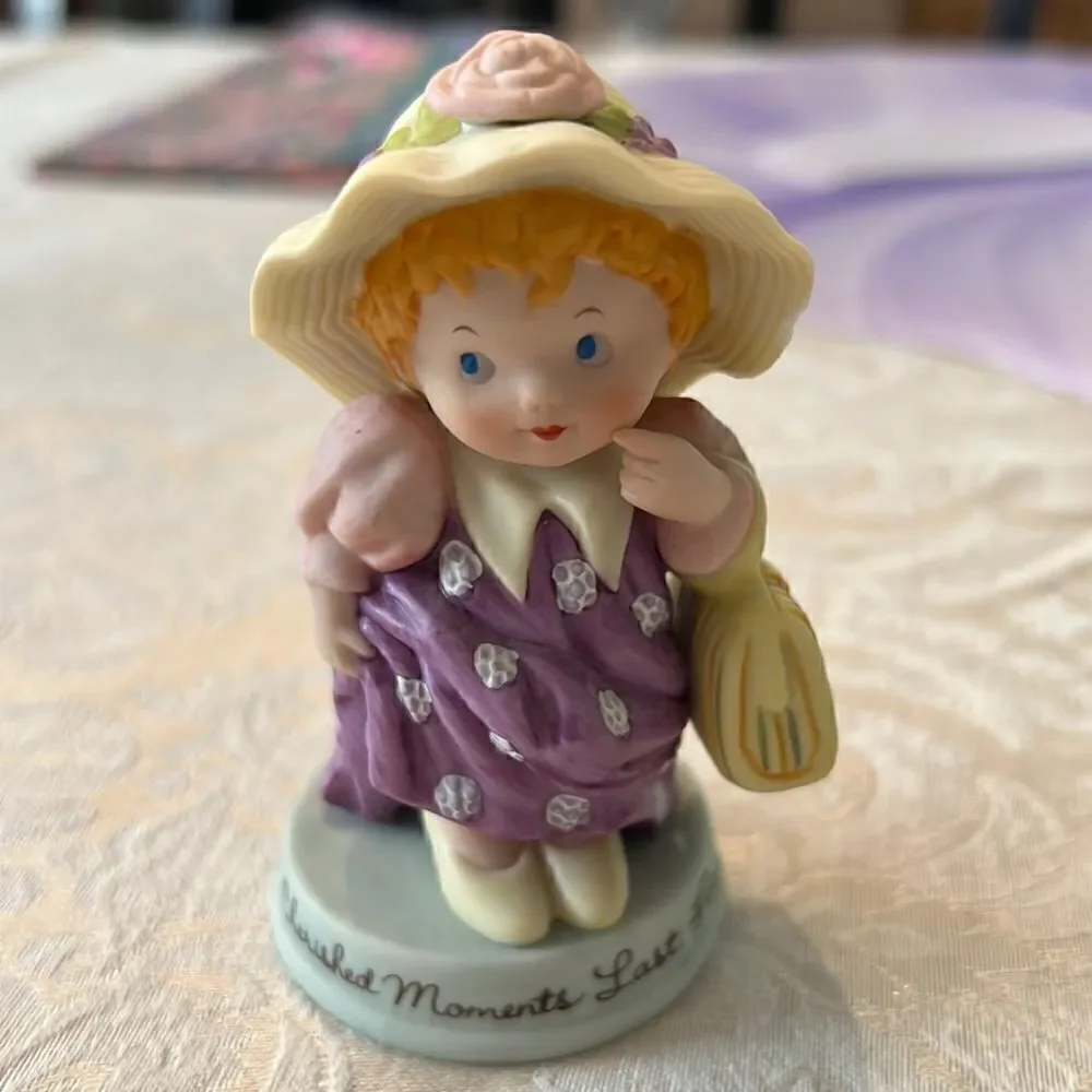 Vintage Avon 1983 “Cherished moments last forever” porcelain figurine EVC